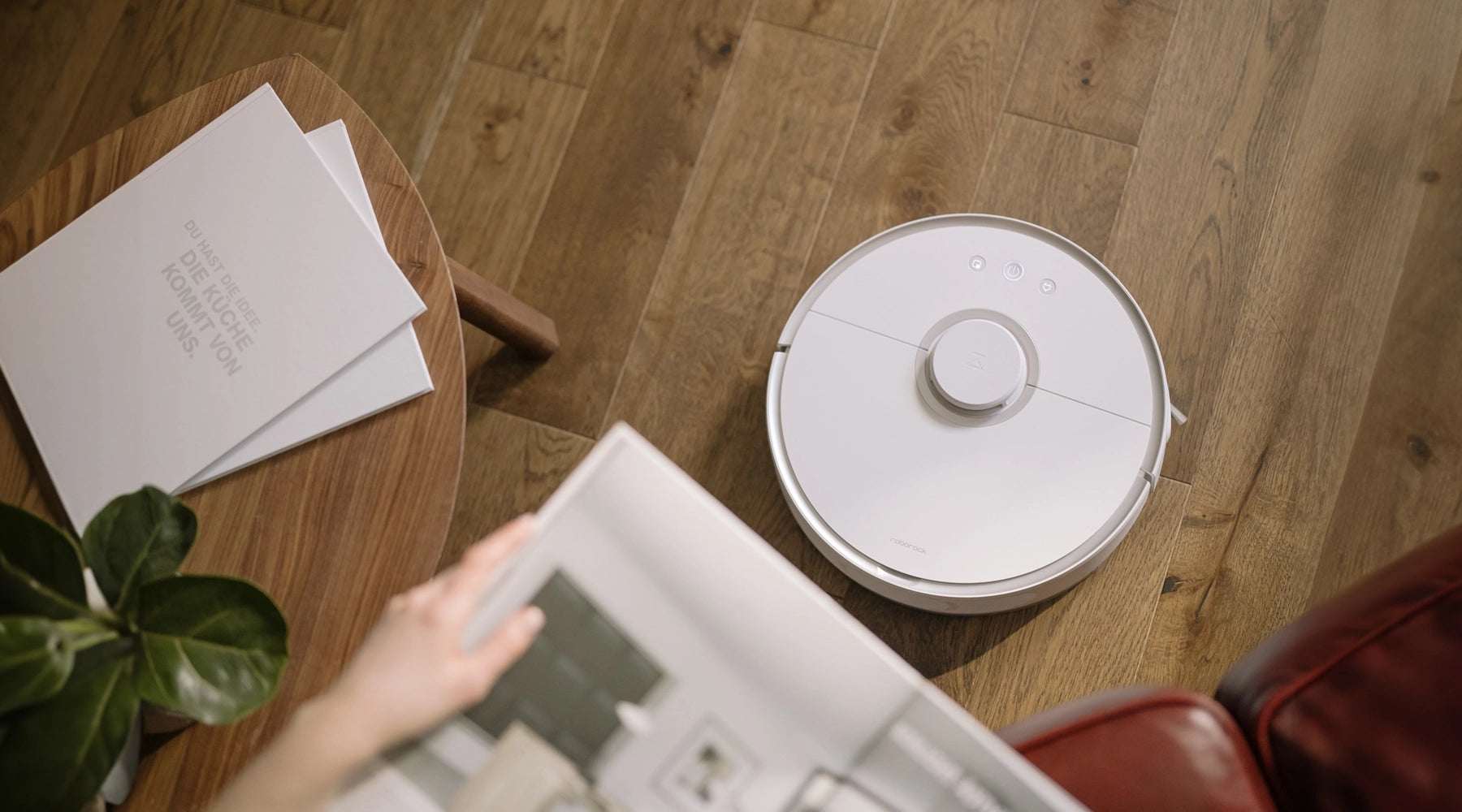 Robot stofzuiger in een kleine kamer