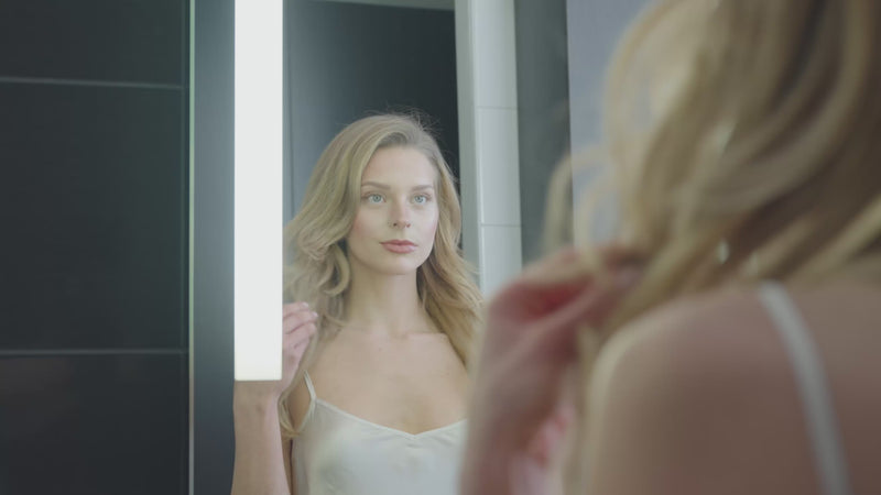 Vrouw kijkt in spiegel en controleert haar gezicht op Acne video